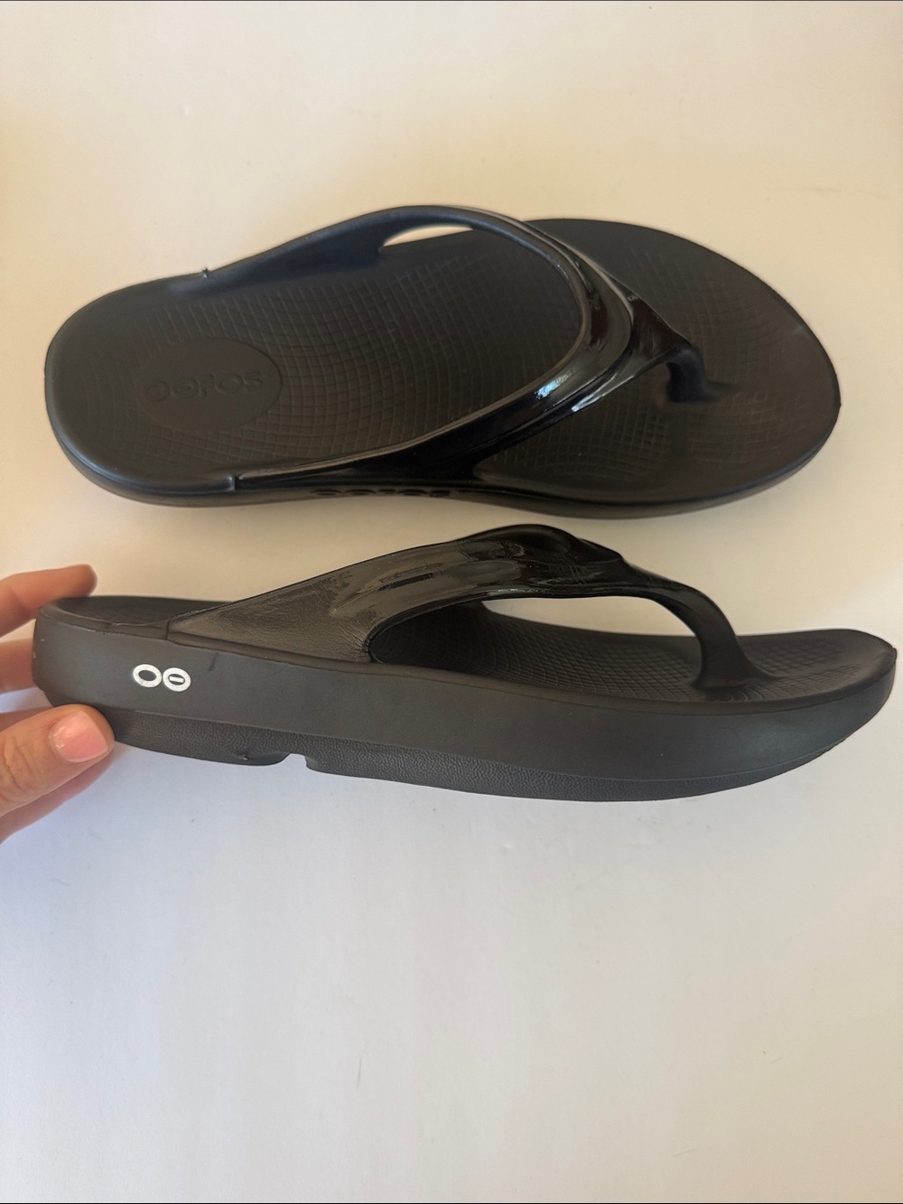 Oofos OOmega flip flop sandal black comfort sz 9